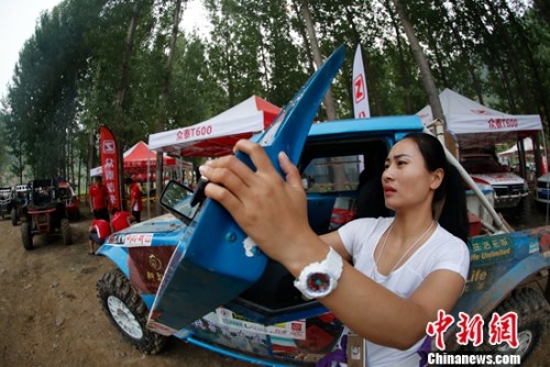 比赛中唯一女车手荣盼盼参与柴油改装组比赛。 比赛中唯一女车手荣盼盼参与柴油改装组比赛。