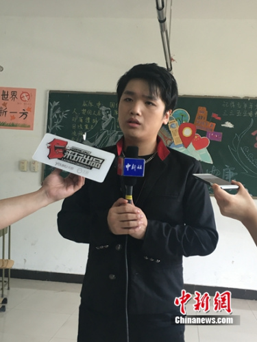 微笑谈出演电影感受。 李萌 摄 微笑谈出演电影感受。 李萌 摄