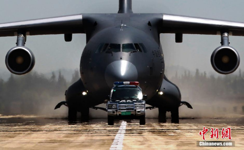 中国空军运-20飞机授装接装仪式7月6日在空军航空兵某部举行。标志着运-20飞机正式列装中国空军。图为近日,在引导车的带领下,运-20飞机缓缓滑向停机坪。<a target='_blank' href='http://www.chinanews.com/'>中新社</a>发 刘畅 摄 中国空军运-20飞机授装接装仪式7月6日在空军航空兵某部举行。标志着运-20飞机正式列装中国空军。图为近日,在引导车的带领下,运-20飞机缓缓滑向停机坪。<a target='_blank' href='http://www.chinanews.com/'>中新社</a>发 刘畅 摄