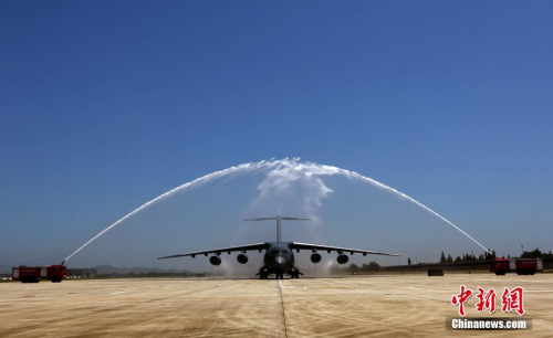 中国空军运-20飞机授装接装仪式7月6日在空军航空兵某部举行。运-20飞机因其圆滚外形而被昵称为“胖妞”。图为近日,“胖妞”滑过水门,接受洗礼。<a target='_blank' href='http://www.chinanews.com/'>中新社</a>发 刘畅 摄 中国空军运-20飞机授装接装仪式7月6日在空军航空兵某部举行。运-20飞机因其圆滚外形而被昵称为“胖妞”。图为近日,“胖妞”滑过水门,接受洗礼。<a target='_blank' href='http://www.chinanews.com/'>中新社</a>发 刘畅 摄