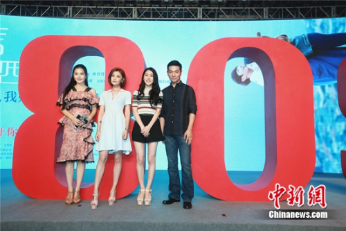电影主创与歌手张碧晨合影 图片来源:片方供图 电影主创与歌手张碧晨合影 图片来源:片方供图