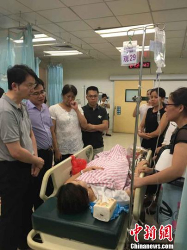 6月23日晚10时许，广西医科大学第一附属医院急诊科，发生一起伤医事件。一名女护士被一名患者的陪人打伤。 图为被打女护士被送医治疗。　蓝飞燕 摄