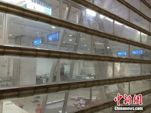 海龙电子城1楼,透过闸门,可以看到有人在整理现场。<a target='_blank' href='http://www.chinanews.com/' >中新网</a> 吴涛 摄 海龙电子城1楼,透过闸门,可以看到有人在整理现场。<a target='_blank' href='http://www.chinanews.com/' >中新网</a> 吴涛 摄