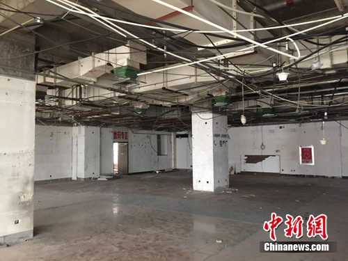 海龙电子城内3楼什么都没有了,部分地区露出水泥墙面。<a target='_blank' href='http://www.chinanews.com/' >中新网</a> 吴涛 摄 海龙电子城内3楼什么都没有了,部分地区露出水泥墙面。<a target='_blank' href='http://www.chinanews.com/' >中新网</a> 吴涛 摄