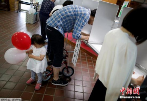 当地时间2016年7月10日,日本举行参议院选举,各地民众参加投票。 当地时间2016年7月10日,日本举行参议院选举,各地民众参加投票。