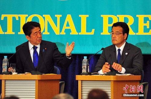 图为日本首相安倍安倍与最大在野党民进党的党首冈田克也。 图为日本首相安倍安倍与最大在野党民进党的党首冈田克也。