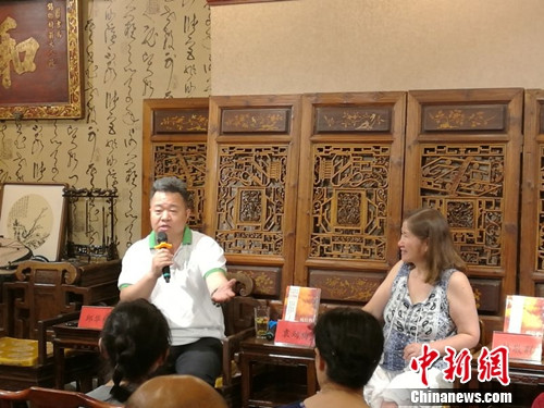 作家邱华栋在见面会上发言,右为袁劲梅。十月文艺供图 作家邱华栋在见面会上发言,右为袁劲梅。十月文艺供图