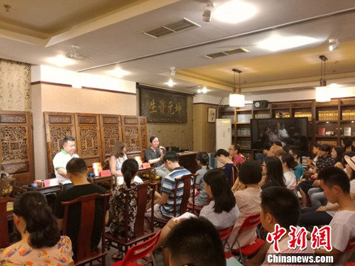 《疯狂的榛子》读者见面会现场。十月文艺供图 《疯狂的榛子》读者见面会现场。十月文艺供图