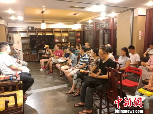 《疯狂的榛子》见面会上,读者认真聆听嘉宾发言。十月文艺供图 《疯狂的榛子》见面会上,读者认真聆听嘉宾发言。十月文艺供图