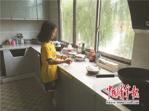 一个人居住的陶思芊在做饭 一个人居住的陶思芊在做饭