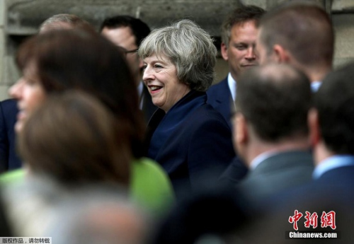 英国首相卡梅伦7月11日下午宣布,他将于本周三(7月13日)正式辞职,现任内政大臣特雷莎·梅将接替他担任英国首相。特雷莎·梅随后发表讲话称,她非常荣幸能够当选保守党领袖并将出任英国首相,将以谦卑的姿态面对未来,努力团结全体国民,共同创造一个更加美好的英国。 英国首相卡梅伦7月11日下午宣布,他将于本周三(7月13日)正式辞职,现任内政大臣特雷莎·梅将接替他担任英国首相。特雷莎·梅随后发表讲话称,她非常荣幸能够当选保守党领袖并将出任英国首相,将以谦卑的姿态面对未来,努力团结全体国民,共同创造一个更加美好的英国。