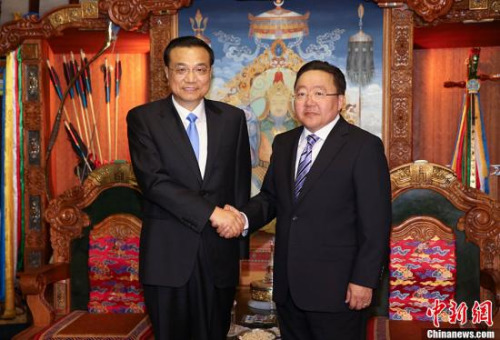 当地时间7月14日上午,中国国务院总理李克强在乌兰巴托国家宫会见蒙古国总统额勒贝格道尔吉。<a target='_blank' href='http://www.chinanews.com/'>中新社</a>记者 刘震 摄 当地时间7月14日上午,中国国务院总理李克强在乌兰巴托国家宫会见蒙古国总统额勒贝格道尔吉。<a target='_blank' href='http://www.chinanews.com/'>中新社</a>记者 刘震 摄