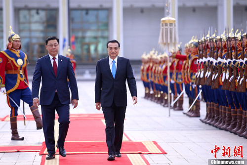 7月14日上午,蒙古国总理额尔登巴特在乌兰巴托成吉思汗广场举行别具特色的仪式,欢迎中国国务院总理李克强来访。<a target='_blank' href='http://www.chinanews.com/'>中新社</a>记者 刘震 摄 7月14日上午,蒙古国总理额尔登巴特在乌兰巴托成吉思汗广场举行别具特色的仪式,欢迎中国国务院总理李克强来访。<a target='_blank' href='http://www.chinanews.com/'>中新社</a>记者 刘震 摄