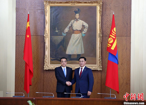 当地时间7月14日上午,中国国务院总理李克强在乌兰巴托国家宫与蒙古国总理额尔登巴特举行会谈。<a target='_blank' href='http://www.chinanews.com/'>中新社</a>记者 刘震 摄 当地时间7月14日上午,中国国务院总理李克强在乌兰巴托国家宫与蒙古国总理额尔登巴特举行会谈。<a target='_blank' href='http://www.chinanews.com/'>中新社</a>记者 刘震 摄