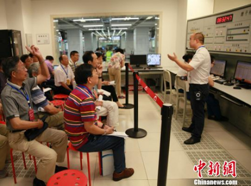 评审专家正在车站运营中心现场了解情况。 钟欣 摄 评审专家正在车站运营中心现场了解情况。 钟欣 摄