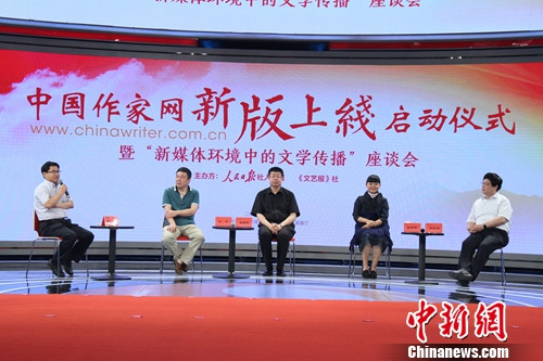 座谈会现场,张颐武(中)等嘉宾对谈。中国作家网供图 座谈会现场,张颐武(中)等嘉宾对谈。中国作家网供图