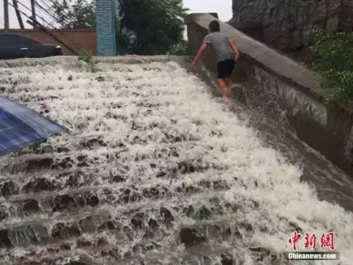 20日,北京遭遇强降雨,房山区一铁路桥洞下积水严重。 20日,北京遭遇强降雨,房山区一铁路桥洞下积水严重。