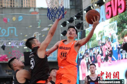NBA首次在中国举行的“五人制精英篮球赛NBA 5V5”南京开赛。 泱波 摄 NBA首次在中国举行的“五人制精英篮球赛NBA 5V5”南京开赛。 泱波 摄