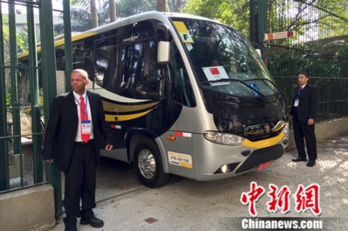 一辆穿梭巴士正驶出俱乐部。<a target='_blank' href='http://www.chinanews.com/' >中新网</a>记者 富田 摄 一辆穿梭巴士正驶出俱乐部。<a target='_blank' href='http://www.chinanews.com/' >中新网</a>记者 富田 摄