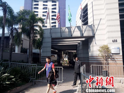 一位中国代表团成员走出安保严密的丽笙酒店。<a target='_blank' href='http://www.chinanews.com/' >中新网</a>记者 卢岩摄 一位中国代表团成员走出安保严密的丽笙酒店。<a target='_blank' href='http://www.chinanews.com/' >中新网</a>记者 卢岩摄