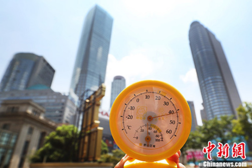 7月26日中午12点39分，南京街头高温逼人，用温度计测量的实时温度超过40摄氏度。 <a target='_blank' href='http://www.chinanews.com/'>中新社</a>记者 泱波 摄