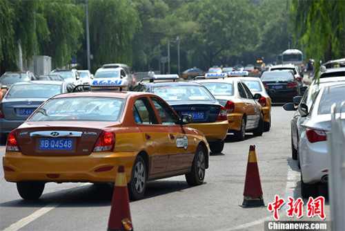 7月28日下午3时,《关于深化改革推进出租汽车行业健康发展的指导意见》《网络预约出租汽车经营服务管理暂行办法》对外公布。 资料图。 <a target='_blank' href='http://www.chinanews.com/' >中新网</a>记者 金硕 摄 7月28日下午3时,《关于深化改革推进出租汽车行业健康发展的指导意见》《网络预约出租汽车经营服务管理暂行办法》对外公布。 资料图。 <a target='_blank' href='http://www.chinanews.com/' >中新网</a>记者 金硕 摄