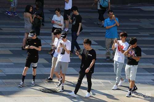 图三 不少年轻人不怕炎炎夏日,纷纷走上街头。(香港《大公报》/何嘉骏 摄) 图三 不少年轻人不怕炎炎夏日,纷纷走上街头。(香港《大公报》/何嘉骏 摄)
