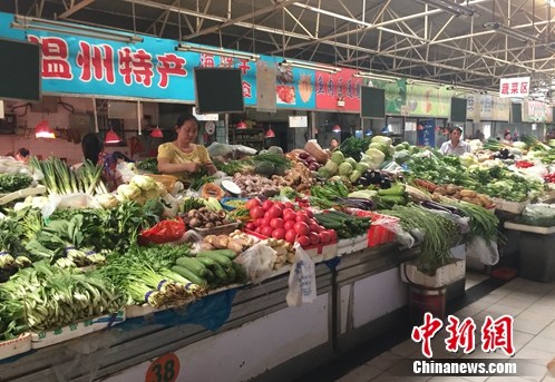 北京西城区某农贸市场内的蔬菜摊位。<a target='_blank' href='http://www.chinanews.com/' >中新网</a> 种卿 摄 北京西城区某农贸市场内的蔬菜摊位。<a target='_blank' href='http://www.chinanews.com/' >中新网</a> 种卿 摄