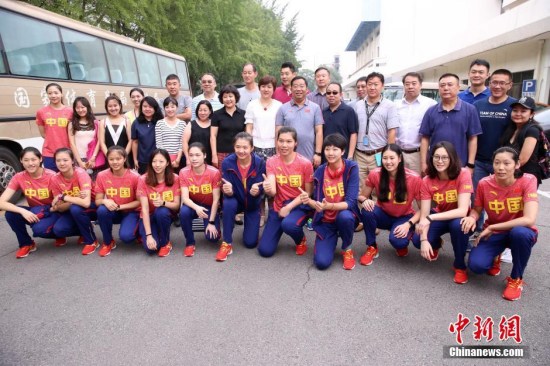 中国女排出发前队员合影。 <a target='_blank' href='http://www.chinanews.com/'>中新社</a>记者 韩海丹 摄 中国女排出发前队员合影。 <a target='_blank' href='http://www.chinanews.com/'>中新社</a>记者 韩海丹 摄