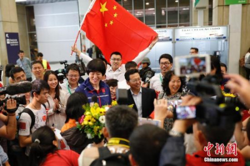 当地时间8月1日,中国女排抵达里约热内卢加利昂国际机场,不少华人华侨到场迎接。<a target='_blank' href='http://www.chinanews.com/'>中新社</a>/<a target='_blank' href='http://www.chinanews.com/' >中新网</a> 记者 盛佳鹏 摄 当地时间8月1日,中国女排抵达里约热内卢加利昂国际机场,不少华人华侨到场迎接。<a target='_blank' href='http://www.chinanews.com/'>中新社</a>/<a target='_blank' href='http://www.chinanews.com/' >中新网</a> 记者 盛佳鹏 摄