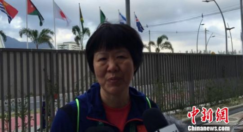 中国女排主教练郎平接受采访。 记者 卢岩 摄 中国女排主教练郎平接受采访。 记者 卢岩 摄