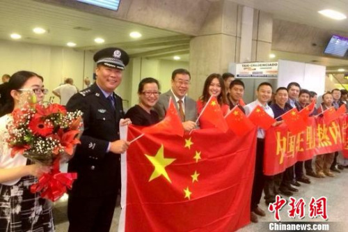 和驻里约热内卢总领馆工作人员在机场欢迎中国体育代表团。 锡公轩 摄 和驻里约热内卢总领馆工作人员在机场欢迎中国体育代表团。 锡公轩 摄