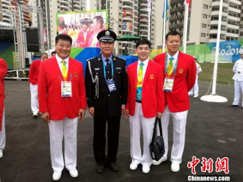 当地时间8月3日上午,邵伟民赴奥运村参加了中国体育代表团升旗仪式。 锡公轩 摄 当地时间8月3日上午,邵伟民赴奥运村参加了中国体育代表团升旗仪式。 锡公轩 摄