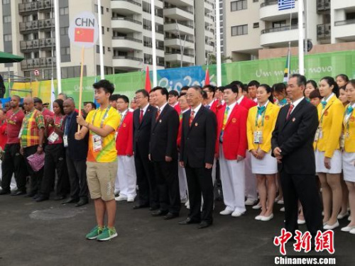 当地时间8月3日上午,邵伟民赴奥运村参加了中国体育代表团升旗仪式。 锡公轩 摄 当地时间8月3日上午,邵伟民赴奥运村参加了中国体育代表团升旗仪式。 锡公轩 摄