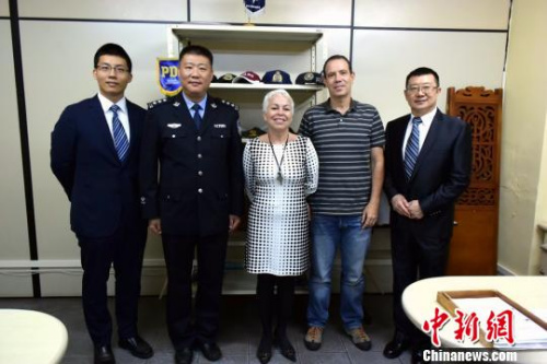 会见联警里约州国际刑警办公室主任。 锡公轩 摄 会见联警里约州国际刑警办公室主任。 锡公轩 摄