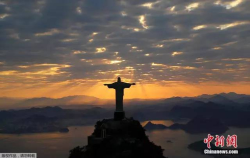 当地时间8月2日,巴西里约热内卢耶稣山在晨曦的照耀下尽显拉美风情。 当地时间8月2日,巴西里约热内卢耶稣山在晨曦的照耀下尽显拉美风情。