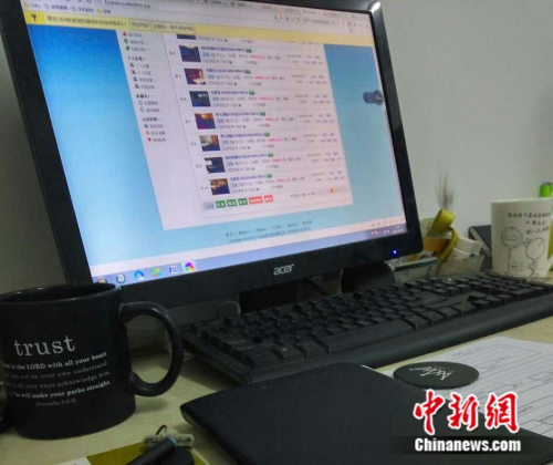 图为北京一小中介公司在网上刷“假房源”。吕春荣 摄 图为北京一小中介公司在网上刷“假房源”。吕春荣 摄