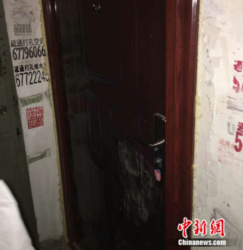 图为黑中介踹门过后的场景。受访者供图 图为黑中介踹门过后的场景。受访者供图