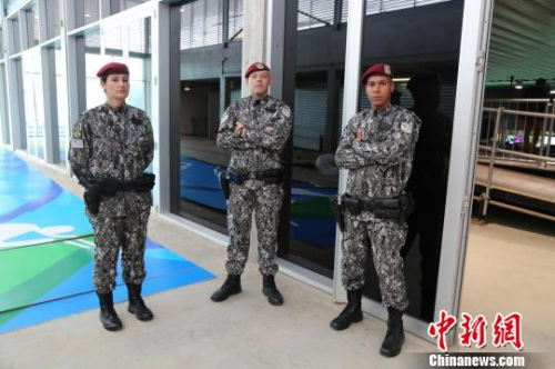 警察合影。 宋方灿 摄 警察合影。 宋方灿 摄