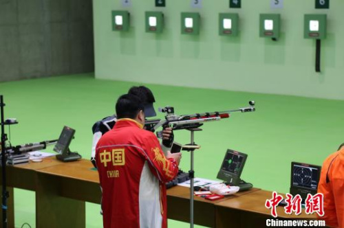 王义夫对一位中国选手面授机宜。宋方灿 摄 王义夫对一位中国选手面授机宜。宋方灿 摄