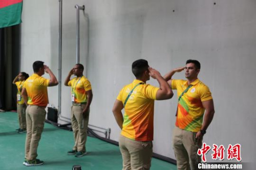 升旗。宋方灿 摄 升旗。宋方灿 摄