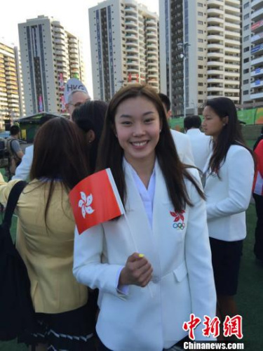 中国香港代表团旗手欧铠淳在升旗仪式上。 记者 卢岩 摄 中国香港代表团旗手欧铠淳在升旗仪式上。 记者 卢岩 摄