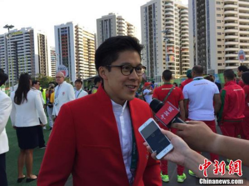 香港代表团团长霍启刚接受媒体采访。 香港代表团团长霍启刚接受媒体采访。