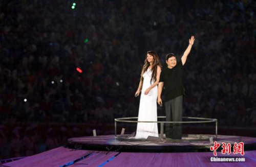 资料图:2008年北京奥运会开幕式上,刘欢和莎拉·布莱曼演唱主题曲《我和你》。 资料图:2008年北京奥运会开幕式上,刘欢和莎拉·布莱曼演唱主题曲《我和你》。