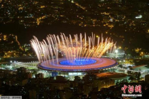 资料图:当地时间2016年8月3日,巴西里约进行了奥运会开幕式彩排,马拉卡纳球场上空烟花似锦。 资料图:当地时间2016年8月3日,巴西里约进行了奥运会开幕式彩排,马拉卡纳球场上空烟花似锦。