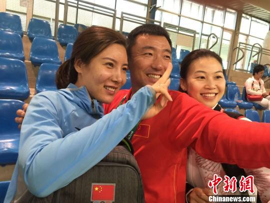 杜丽(左)、前奥运冠军杨凌(中)与易思玲一起自拍。 宋方灿 摄 杜丽(左)、前奥运冠军杨凌(中)与易思玲一起自拍。 宋方灿 摄