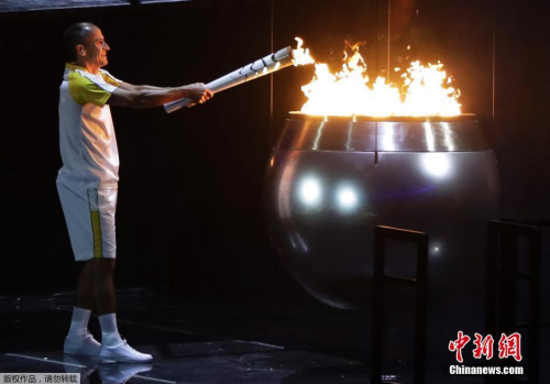 t图为利马点燃奥运圣火。<a target='_blank' href='http://www.chinanews.com/' >中新网</a>记者 杜洋 摄 t图为利马点燃奥运圣火。<a target='_blank' href='http://www.chinanews.com/' >中新网</a>记者 杜洋 摄