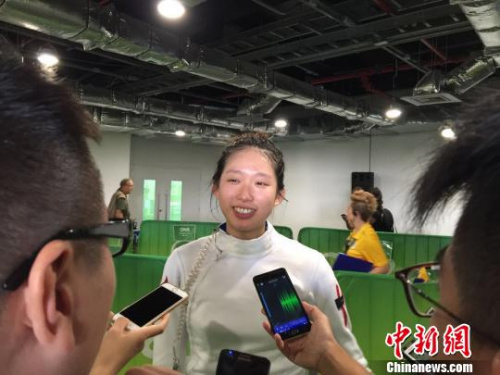 江旻憓赛后接受采访。　记者 卢岩 摄