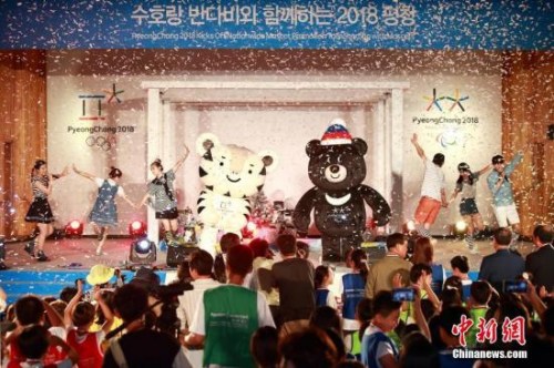 资料图:韩国平昌冬奥会吉祥物和冬残奥会吉祥物与公众见面。 平昌冬奥组委供图 资料图:韩国平昌冬奥会吉祥物和冬残奥会吉祥物与公众见面。 平昌冬奥组委供图