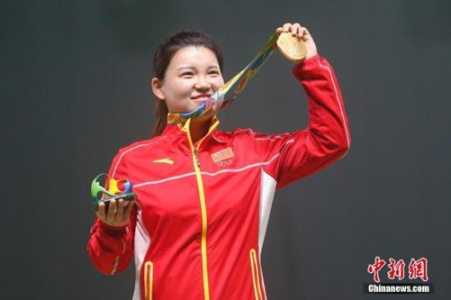 图为张梦雪展示金牌。 <a target='_blank' href='http://www.chinanews.com/' >中新网</a>记者 盛佳鹏 摄 图为张梦雪展示金牌。 <a target='_blank' href='http://www.chinanews.com/' >中新网</a>记者 盛佳鹏 摄